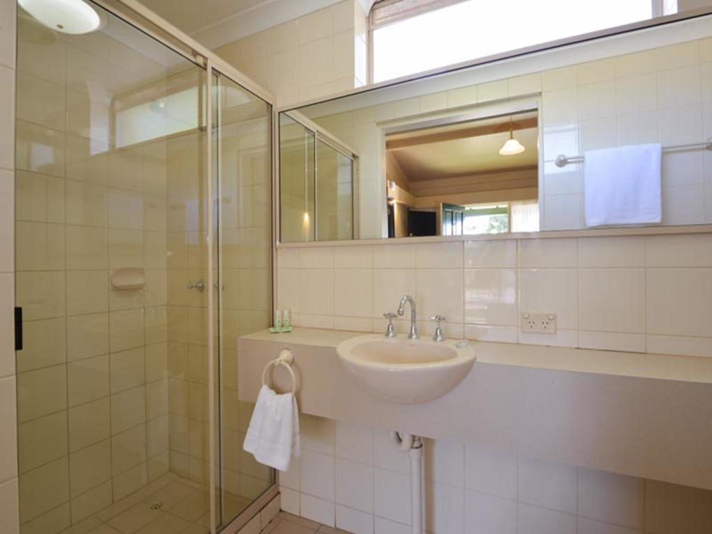 The Tower Hotel Kalgoorlie Room photo